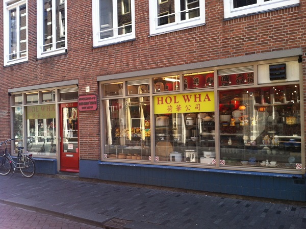 Улица Zeedijk в Амстердаме