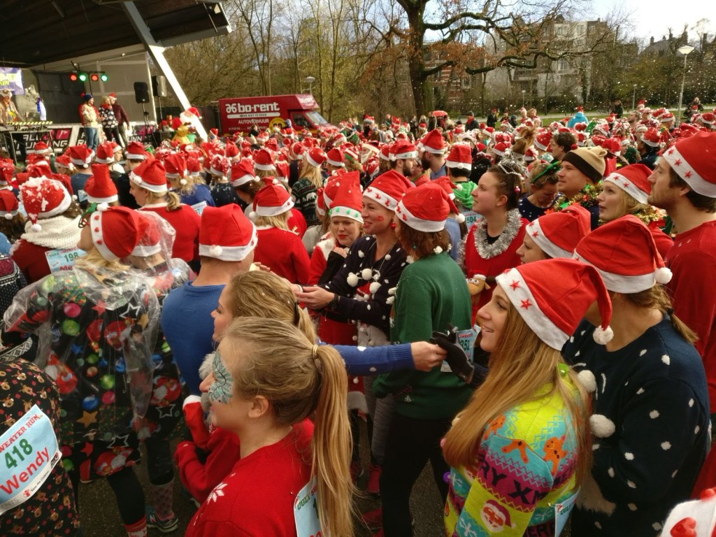 Участники забега “Ugly Sweater Run”