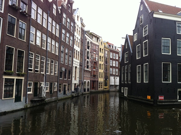 Амстердамские дома стоят на железобетонных сваях