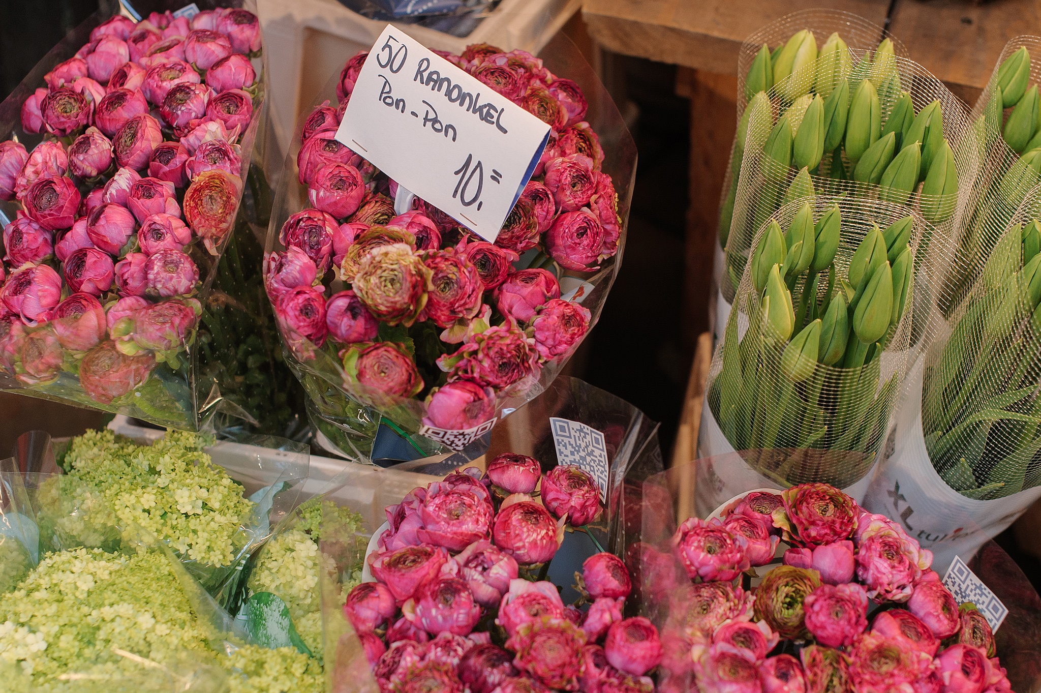 Цветочный магазин поштучно. Рижский рынок кустовые розы. Склад цветов. Оптовая база цветов. Оптовый склад цветов.